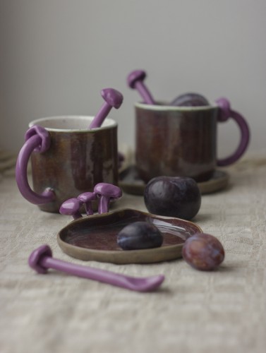 Rinkinys puodelis+lėkštutė+šaukštelis ''Violetinis nuosėdis"